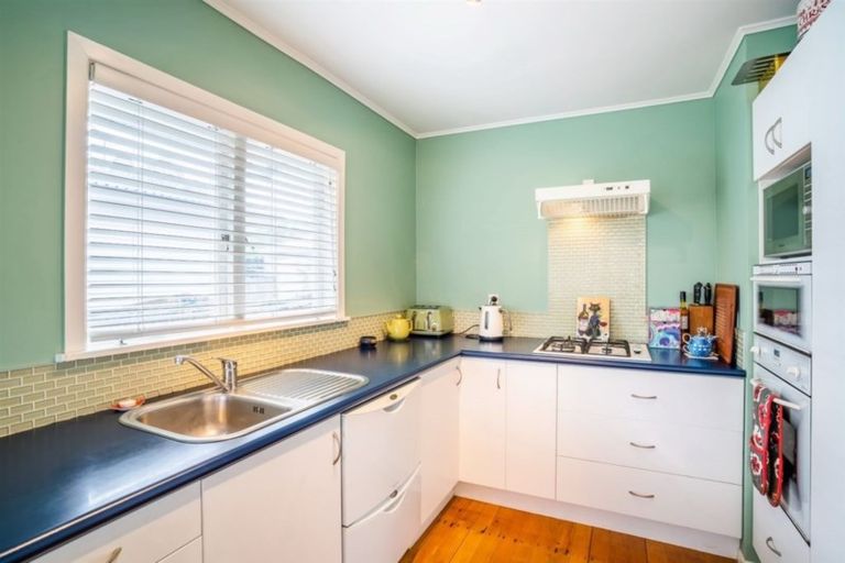 Photo of property in 33 Marsh Avenue, Forrest Hill, Auckland, 0620