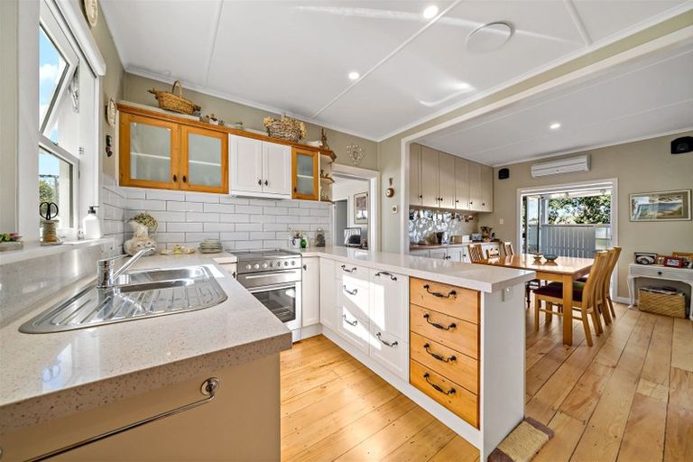 Photo of property in 52 Woodlands Crescent, Browns Bay, Auckland, 0630