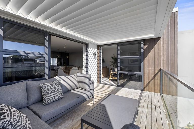 Photo of property in 2/11a Baring Terrace, Strandon, New Plymouth, 4312