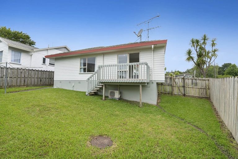 Photo of property in 2/2 Rook Place, Unsworth Heights, Auckland, 0632