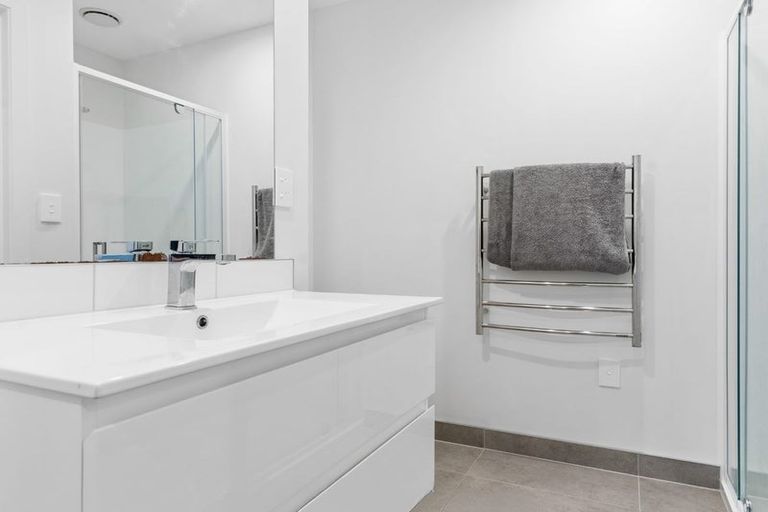 Photo of property in 1/1 Fruitvale Road, New Lynn, Auckland, 0600