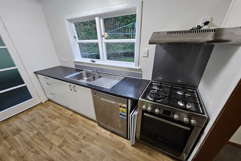 Photo of property in 16 Redwood Avenue, Tawa, Wellington, 5028