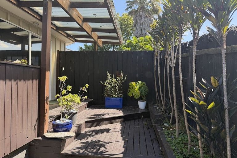 Photo of property in 2 Hanui Place, Massey, Auckland, 0614