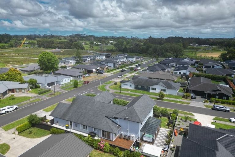 Photo of property in 17 Walter Ruddock Avenue, Kumeu, 0810