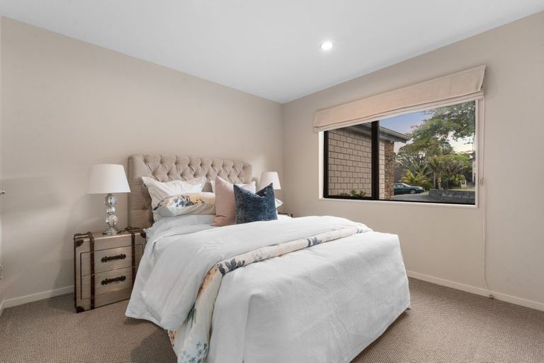 Photo of property in 83 Lake Panorama Drive, Henderson Valley, Auckland, 0612