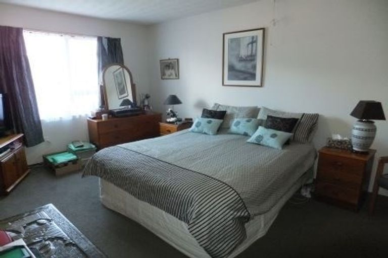 Photo of property in 11 Oakley Crescent, Hornby, Christchurch, 8042