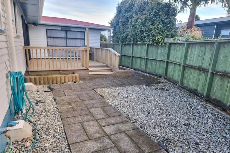 Photo of property in 4 Graham Avenue, Te Atatu Peninsula, Auckland, 0610