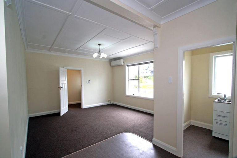 Photo of property in 14 Calvert Road, Moturoa, New Plymouth, 4310