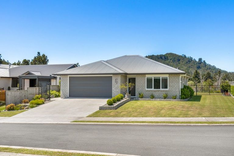 Photo of property in 17 Manatu Close, Whangamata, 3691