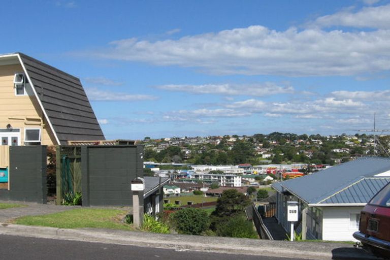 Photo of property in 2/43 Woodlands Crescent, Browns Bay, Auckland, 0630