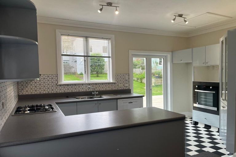 Photo of property in 21 Burrows Avenue, Karori, Wellington, 6012