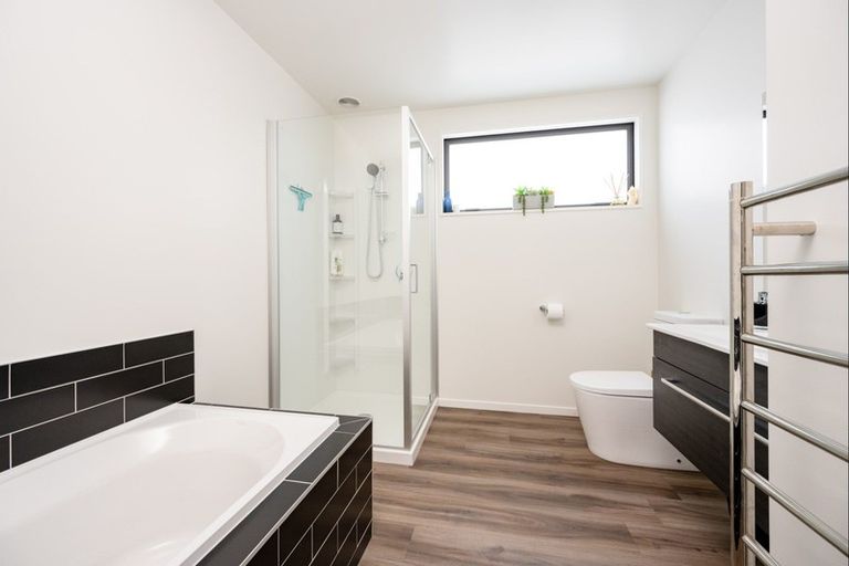 Photo of property in 17 Mount Creighton Crescent, Wanaka, 9305