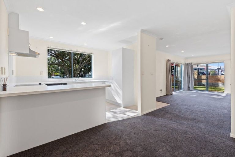 Photo of property in 2 Reid Road, New Lynn, Auckland, 0600