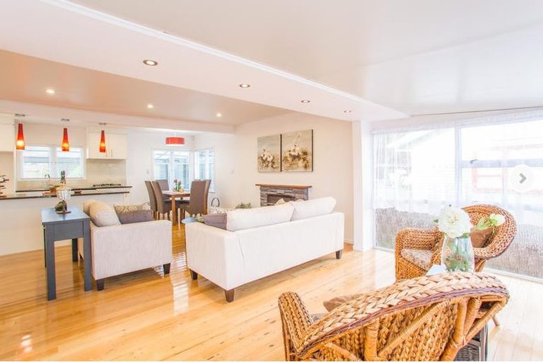 Photo of property in 16 Limmer Place, Browns Bay, Auckland, 0632
