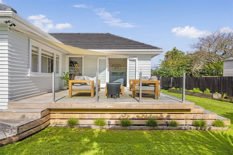 Photo of property in 17a Clinton Avenue, Te Atatu Peninsula, Auckland, 0610