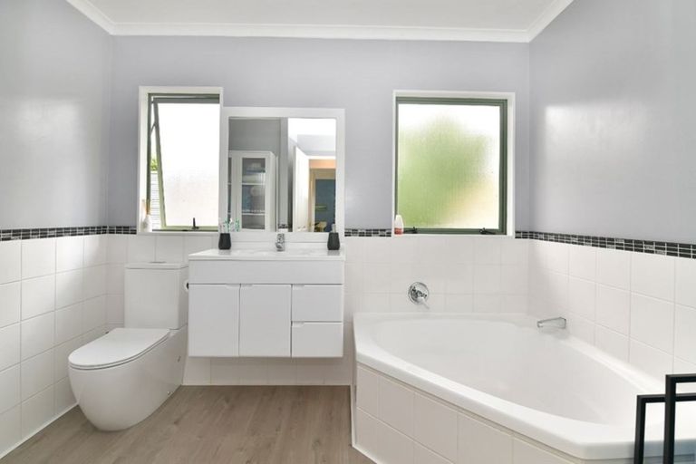 Photo of property in 11 Cabeleigh Drive, Helensville, 0800