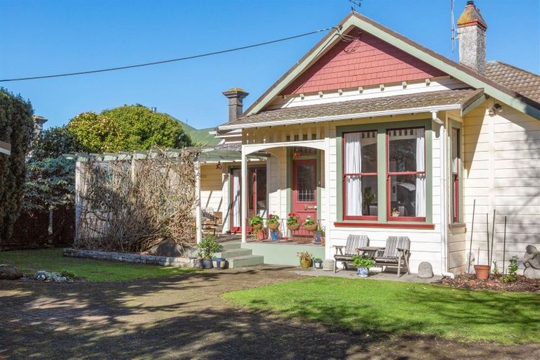 Photo of property in 237 South Road, Hawera, 4610