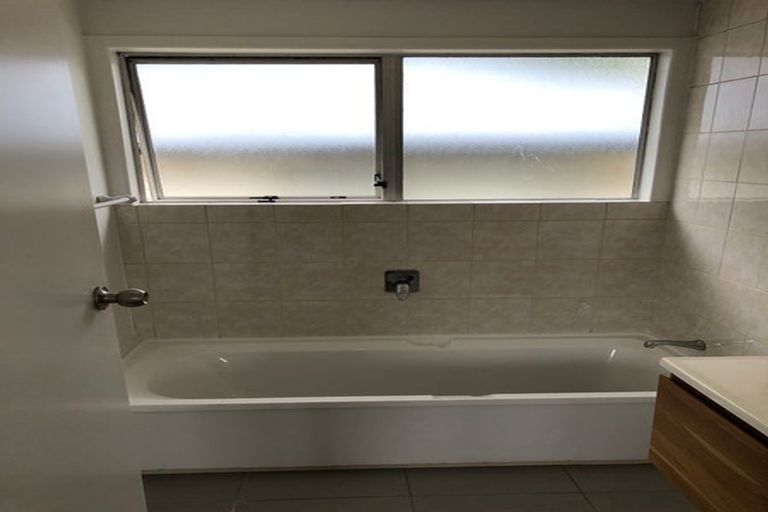 Photo of property in 42 Pisces Road, Glen Eden, Auckland, 0602