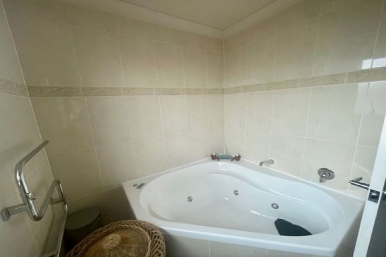 Photo of property in 28 Kaseng Place, East Tamaki Heights, Auckland, 2016