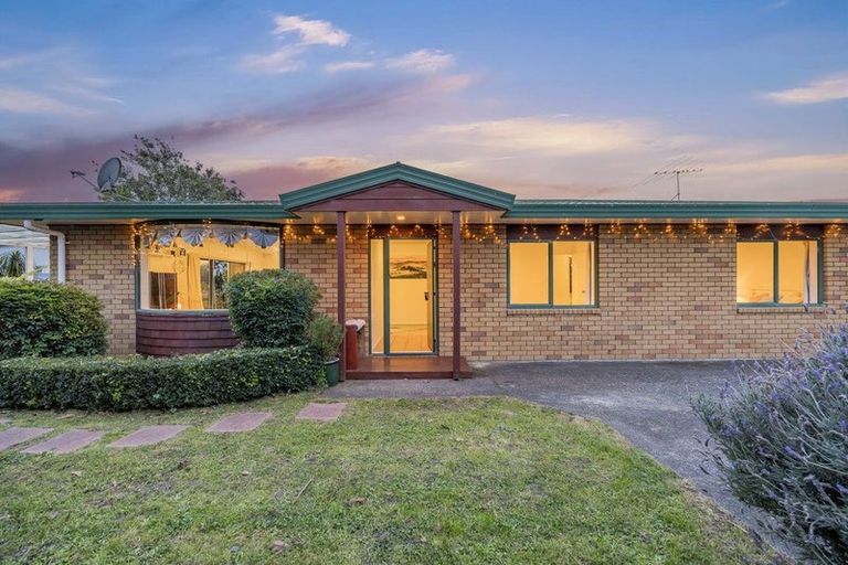 Photo of property in 14 Swanson Oaks, Swanson, Auckland, 0612