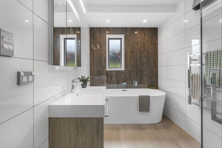Photo of property in 22 Drayton Drive, Mount Pleasant, Christchurch, 8081