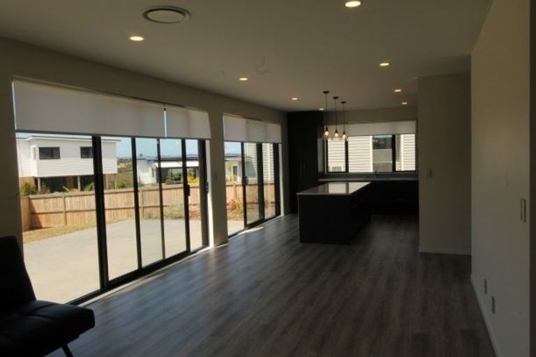 Photo of property in 79 Maka Terrace, Orewa, 0931