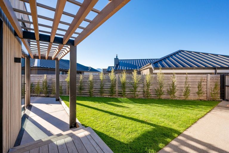 Photo of property in 17 Doug Ledgerwood Drive, Wanaka, 9305