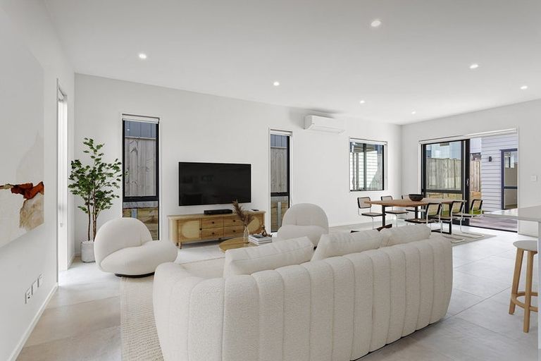 Photo of property in 28 Port Way, Rosehill, 2113