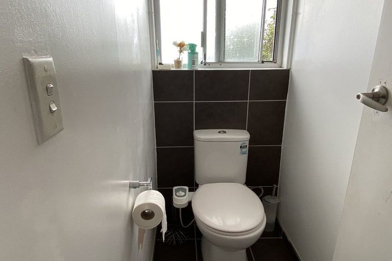 Photo of property in 1/284 Sunset Road, Windsor Park, Auckland, 0632
