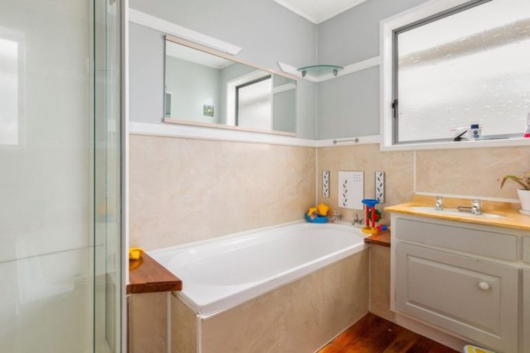 Photo of property in 2 Pipitea Place, Massey, Auckland, 0614