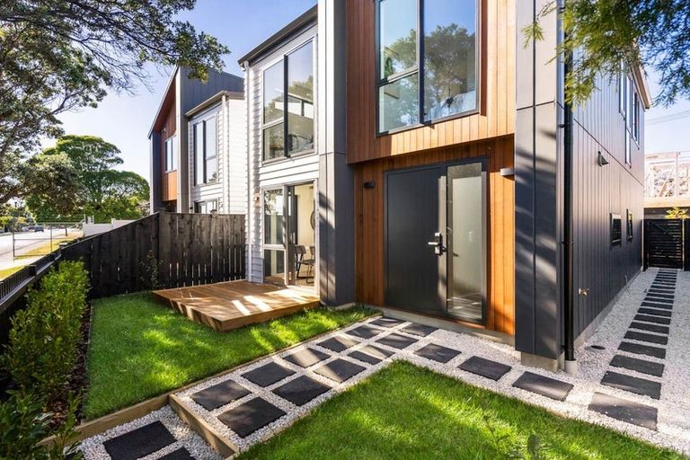 Photo of property in 21e Knights Road, Rothesay Bay, Auckland, 0630