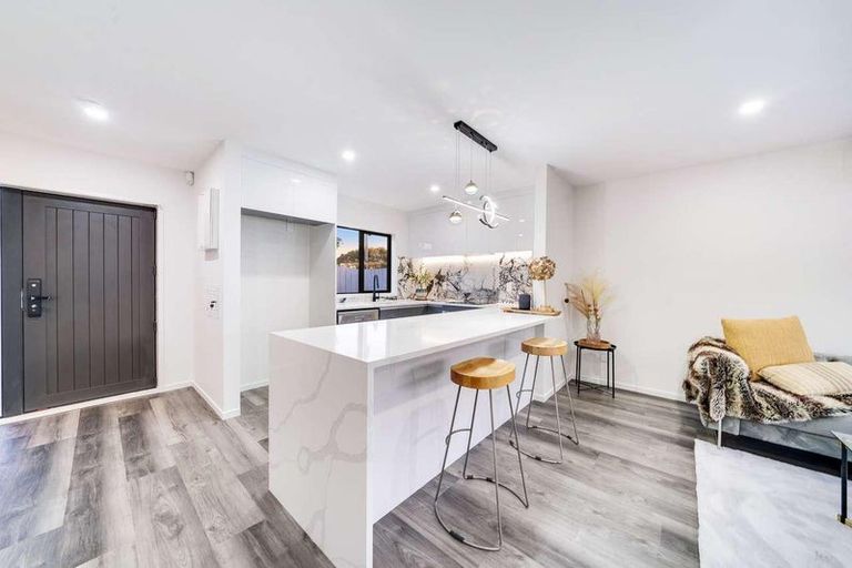 Photo of property in 2/7 Gambare Place, Wattle Downs, Auckland, 2103