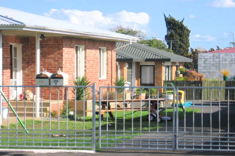 Photo of property in 25 Churchill Avenue, Manurewa, Auckland, 2102
