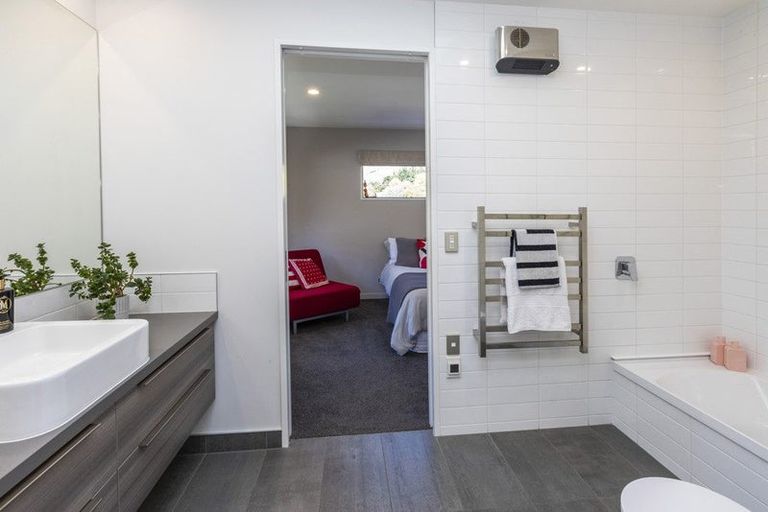 Photo of property in 2 Maurice Knowles Lane, Cashmere, Christchurch, 8022