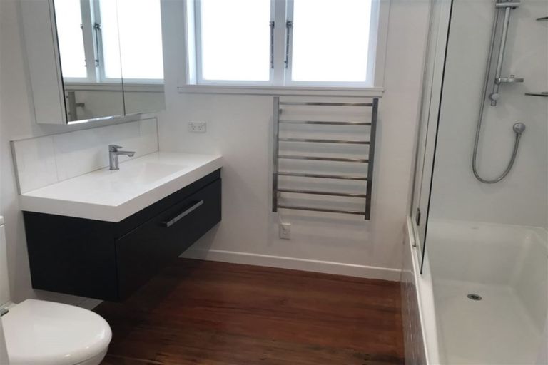 Photo of property in 27 Ellice Road, Totara Vale, Auckland, 0629