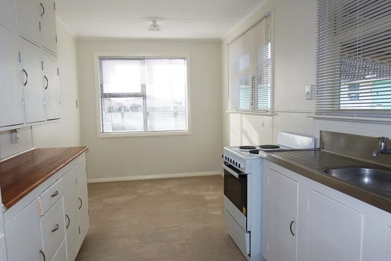 Photo of property in 3 Sutton Place, Hawera, 4610