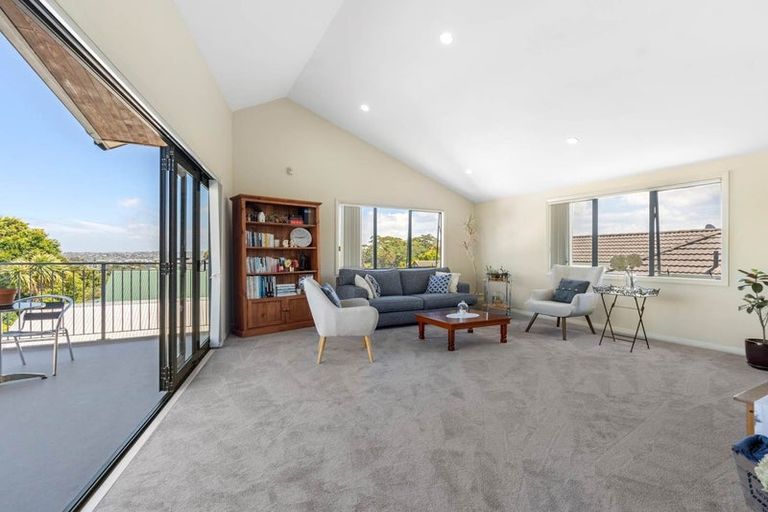 Photo of property in 1/230 East Coast Road, Forrest Hill, Auckland, 0620