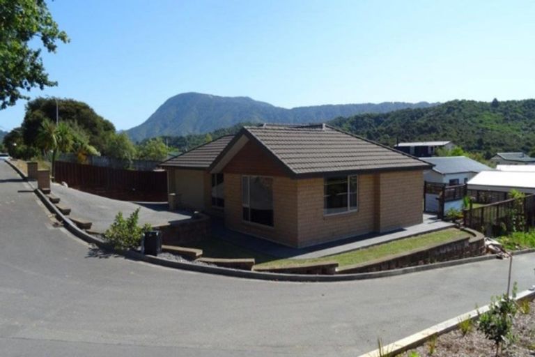 Photo of property in 112 Milton Terrace, Picton, 7220