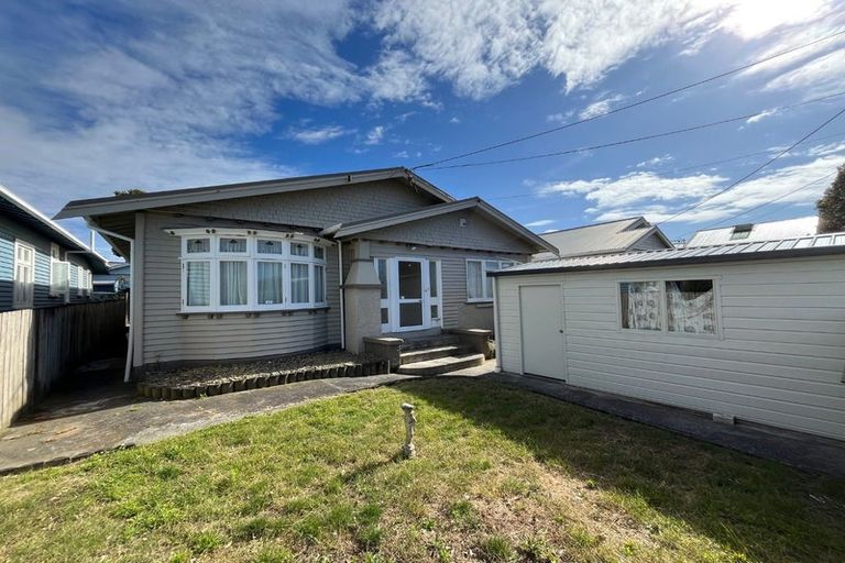 Photo of property in 21 Puru Crescent, Lyall Bay, Wellington, 6022