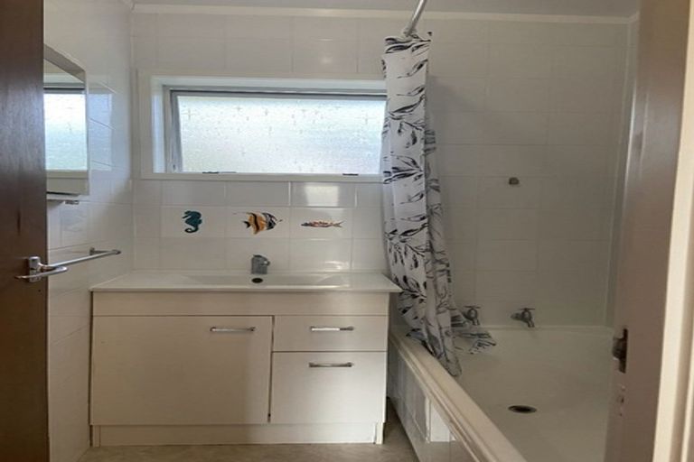 Photo of property in 1/4 Mahuta Grove, Northcote, Auckland, 0627