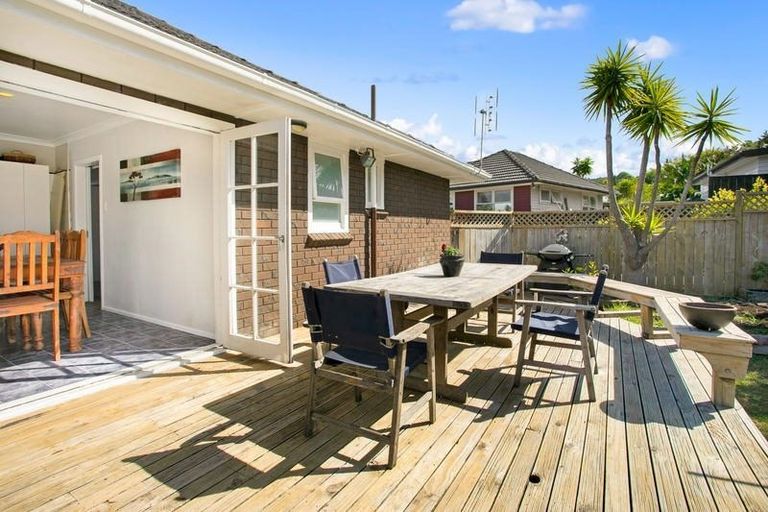 Photo of property in 42 Hilling Street, Titirangi, Auckland, 0604