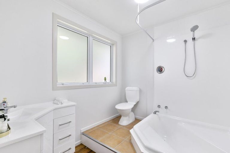 Photo of property in 9 Lomond Street, Newlands, Wellington, 6037