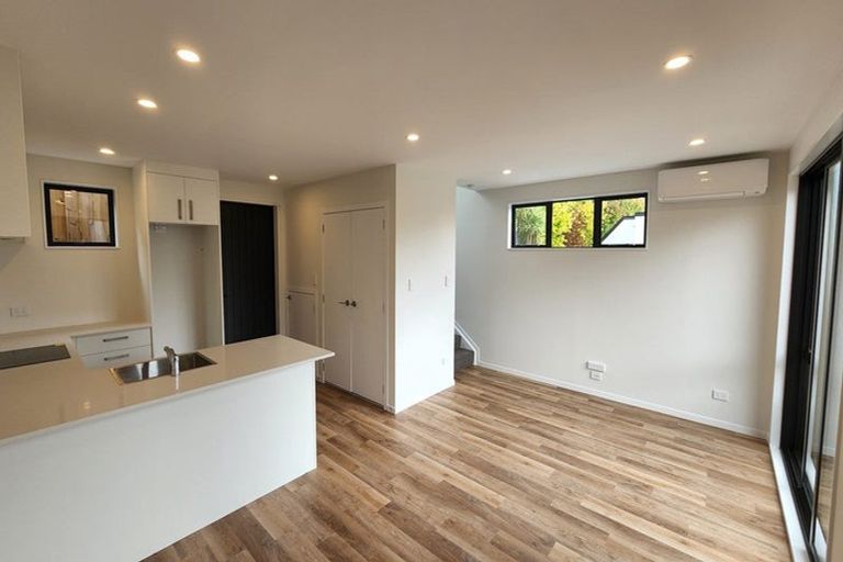 Photo of property in 17 Tokai Place, Glen Eden, 0602