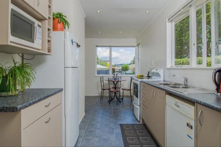 Photo of property in 8 Dolan Place, New Lynn, Auckland, 0600