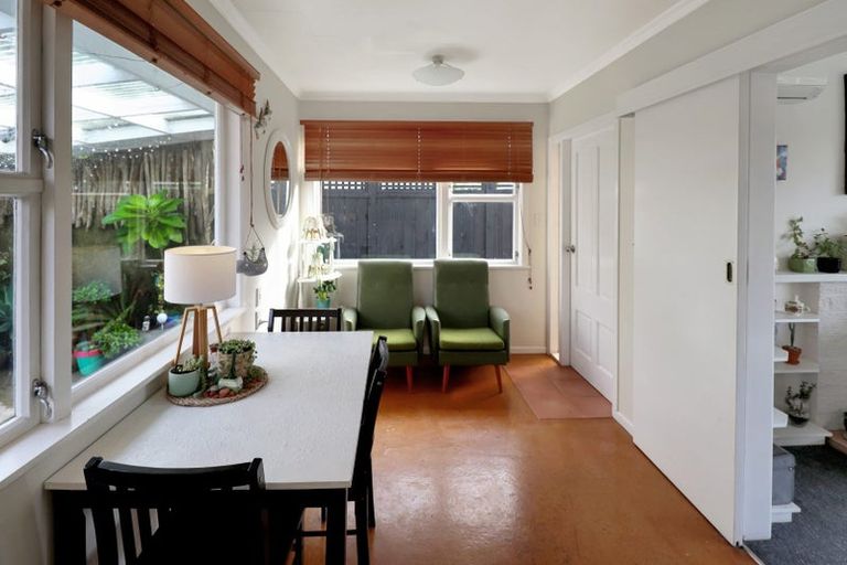 Photo of property in 7 Innes Way, Newlands, Wellington, 6037