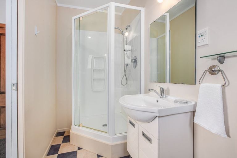 Photo of property in 104 Airlie Road, Plimmerton, Porirua, 5026