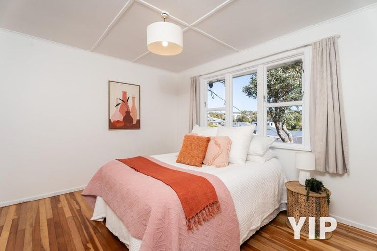 Photo of property in 58 Kenmore Street, Newlands, Wellington, 6037
