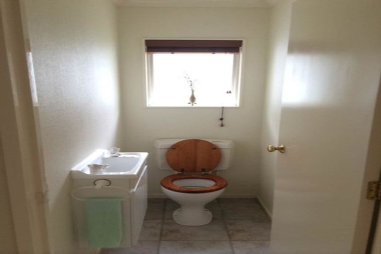 Photo of property in 36 Tyrico Close, Unsworth Heights, Auckland, 0632