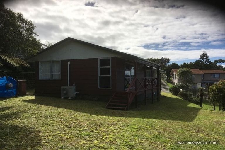 Photo of property in 10 Cheltenham Terrace, Newlands, Wellington, 6037