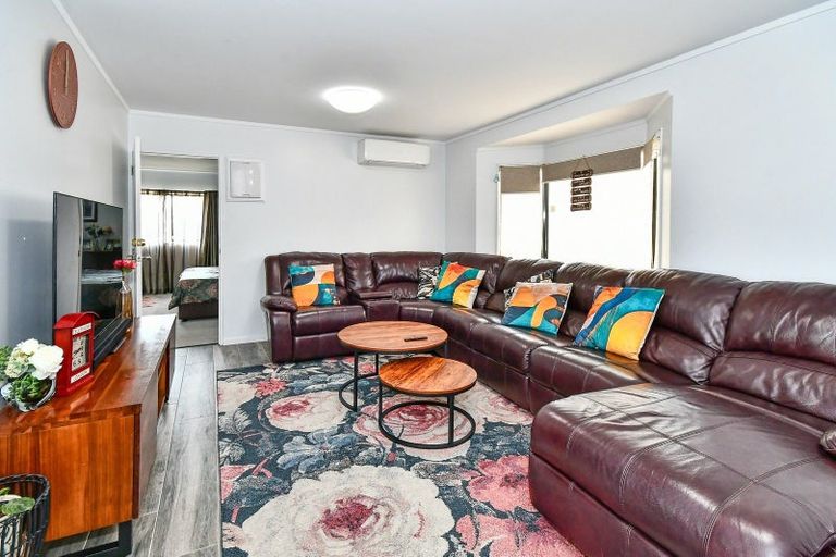 Photo of property in 21 Rosemead Place, Randwick Park, Auckland, 2105